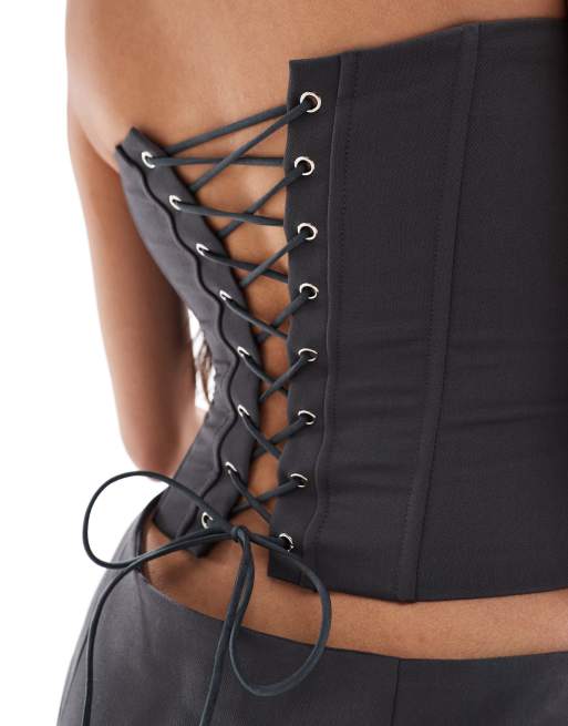 Top corsetero gris oscuro con escote palabra de honor de Edikted (parte de un conjunto), 3 de 4