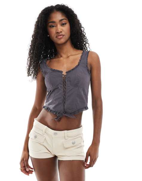 Top corsetero negro apagado con detalle de cordones y volantes en los bordes de Monki - view 1