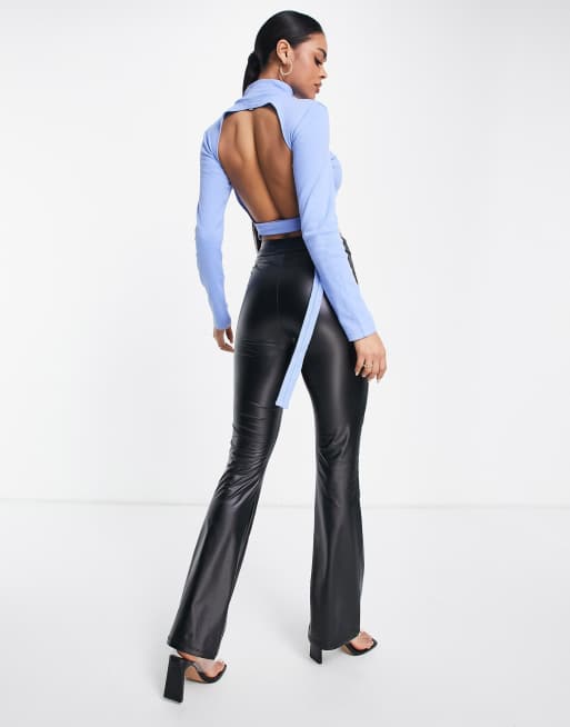 Top corto azul con cuello subido y espalda al aire de canalé de Public Desire, 2 de 4