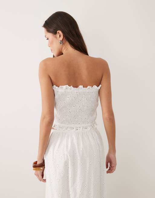 Top corto blanco con escote palabra de honor, lazada delantera y bordado inglés de Esmee, 4 de 4