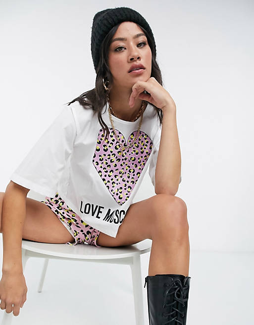 Top corto blanco con logo y estampado con diseño de corazón de leopardo de Love Moschino