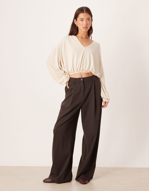 Top corto blanco leche de coco con mangas globo y cuello de pico de modal de ASOS DESIGN, 2 de 4