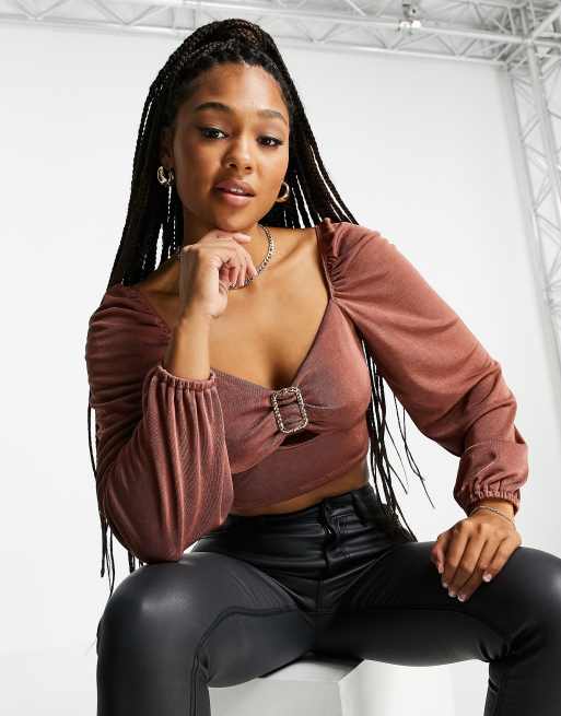 Top corto color bronce de manga larga con escote cuadrado y detalle de hebilla de Miss Selfridge