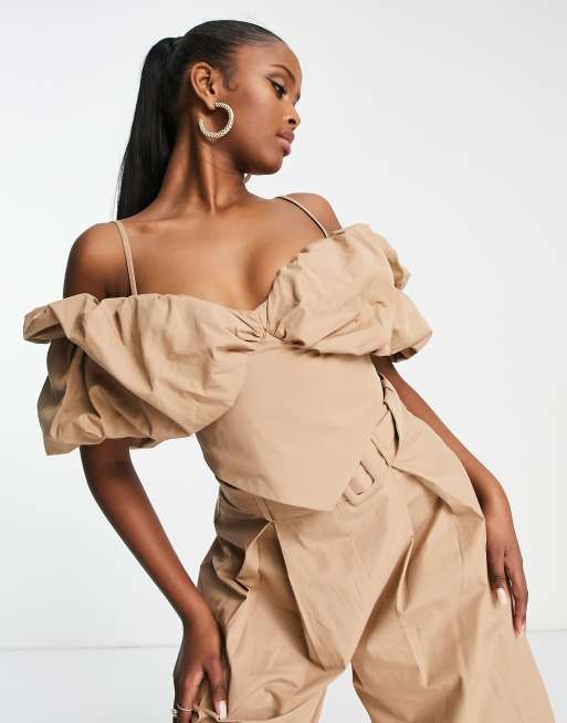 Top corto color camel con escote Bardot abullonado de algod n de ASOS Luxe parte de un conjunto