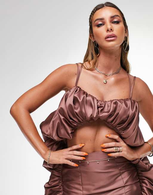 Top corto color chocolate con cuello halter y diseño abombado de satén de ASOS Luxe (parte de un conjunto)