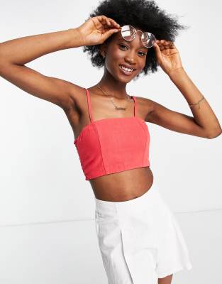 Top corto color coral de tirantes de In The Style