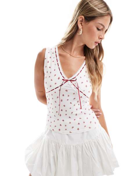 Top corto color crema con estampado de florecitas, cuello de pico y detalle de lazo de Cotton On - view 1