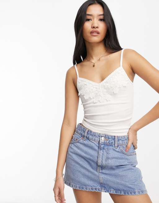 Top corto color crema de tirantes con ribete de encaje de Miss Selfridge 