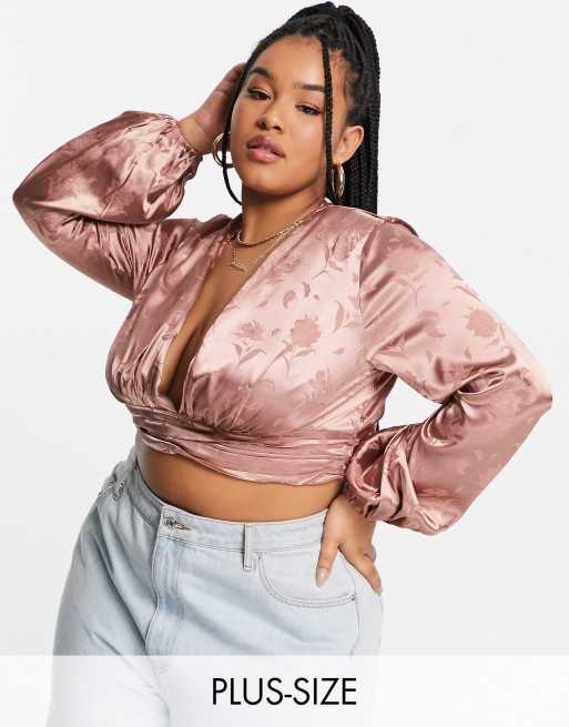Top corto color tostado con cuello escotado, mangas voluminosas, estampado floral y detalle de lazada de Koco & K Plus