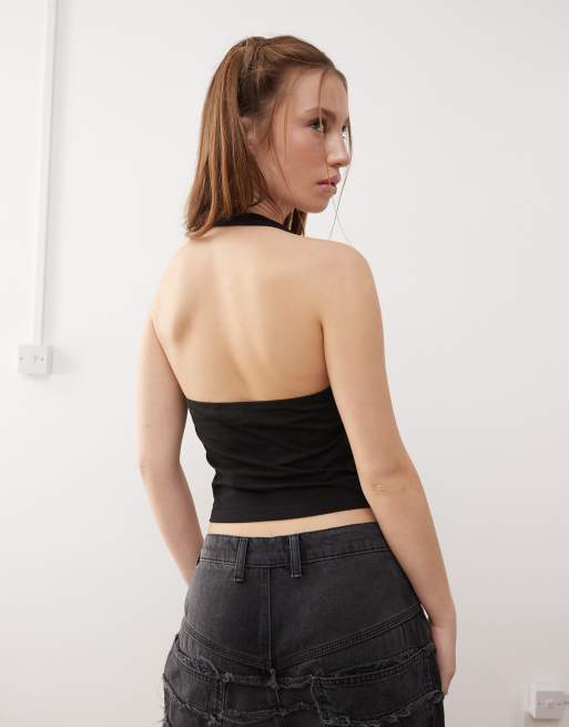 Top corto con cuello halter y detalle metálico en el pecho de COLLUSION, 2 de 4