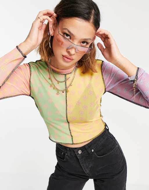 Top corto con estampado floral estilo patchwork y cuello alto de malla de The Ragged Priest