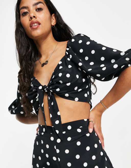 Conjunto de top con lazada delantera y pantalones con diseño de lunares monocromáticos de Miss Selfridge, 2 de 3