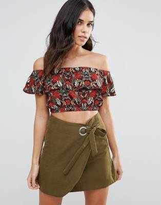 Top corto con volantes y diseño de flores de Influence