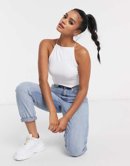 Top corto de tirantes finos con cuello alto en blanco de ASOS DESIGN