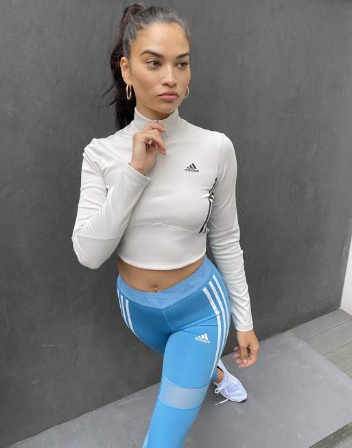 deuda Ninguna dolor de cabeza Conjunto gris de sujetador, top corto de manga larga y leggings con diseño  de 3 rayas de adidas Training | ASOS