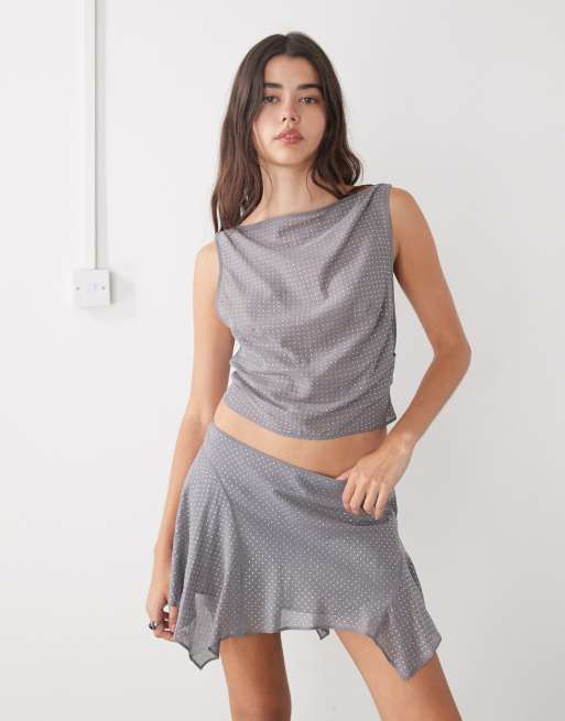 Top corto gris oscuro con cuello barco y diseño de pedrería de Monki (parte de un conjunto) 