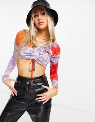 Top corto grunge de festival con efecto tie dye y diseño fruncido en la parte delantera de Grimey (parte de un conjunto)