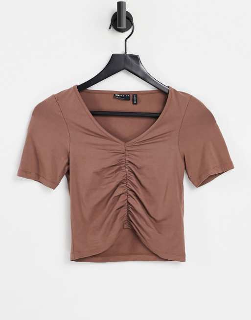Top corto marrón con cuello de pico y parte delantera fruncida de ASOS DESIGN