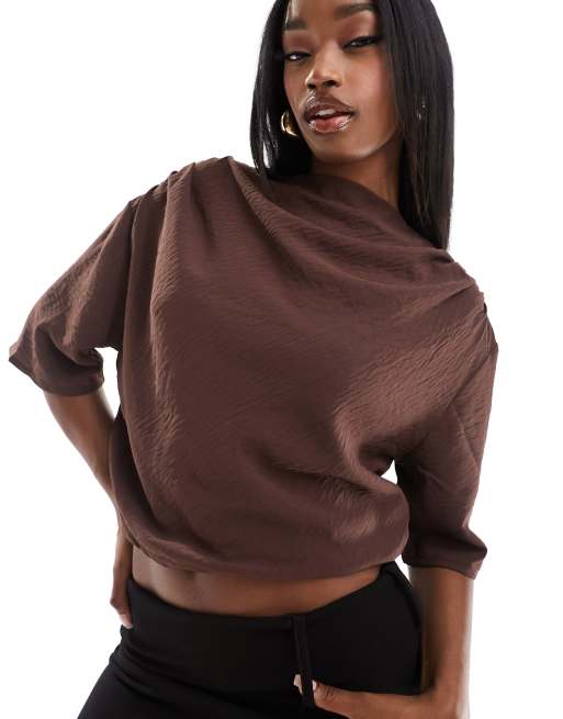 Top corto marron con cuello drapeado de NA KD ASOS