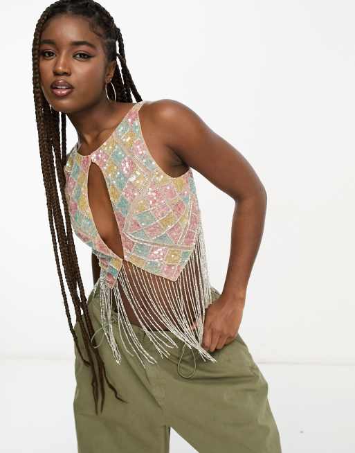 Top corto multicolor con bajo de flecos y dise o estilo patchwork