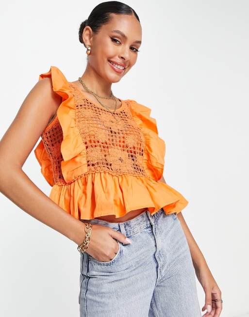 Top corto naranja con volantes y detalle de croché de River Island