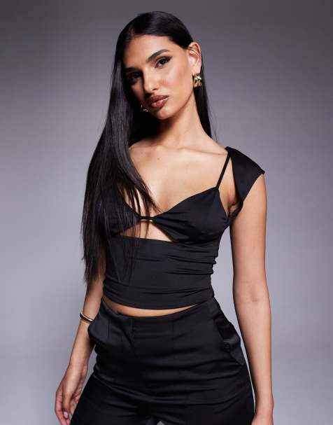Top corto negro ceñido con diseño de doble capa, abertura y detalle estilo bralette de Princess Polly - view 1