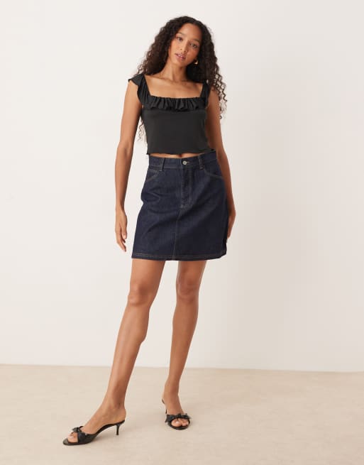 Top corto negro con cuello ancho y volante de ASOS DESIGN, 2 de 4