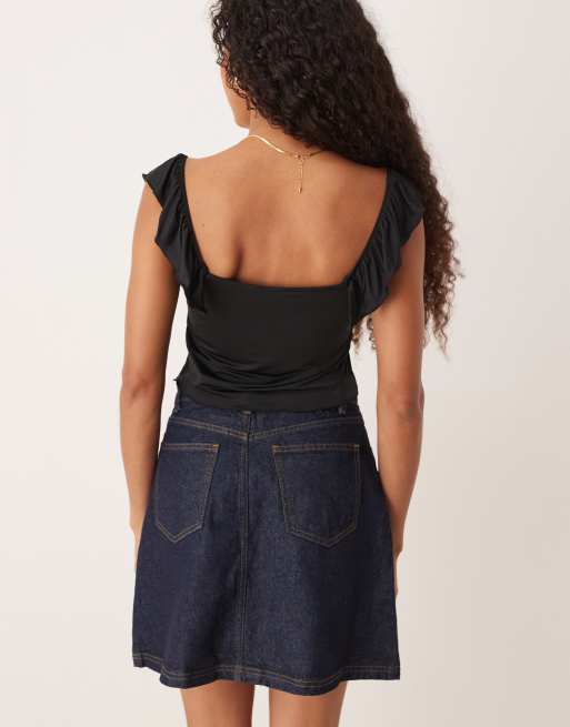 Top corto negro con cuello ancho y volante de ASOS DESIGN, 3 de 4