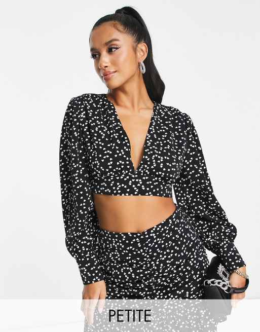 Top corto negro con estampado de corazones pequeños y diseño fruncido exclusivo de Collective The Label Petite (parte de un conjunto)