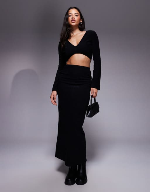 Top corto negro con cuello de pico y mangas acampanadas de canalé cepillado de ASOS DESIGN (parte de un conjunto), 2 de 4