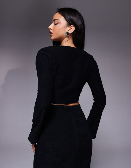 Top corto negro con cuello de pico y mangas acampanadas de canalé cepillado de ASOS DESIGN (parte de un conjunto), 3 de 4