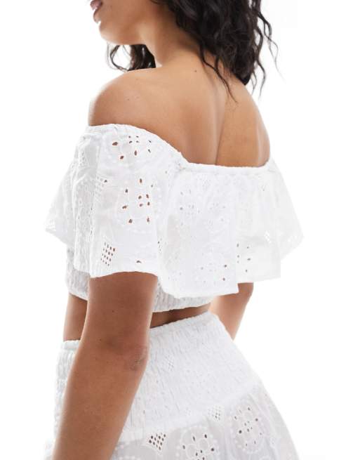 Top corto playero blanco con escote Bardot y bordado inglés exclusivo de Esmee, 3 de 4