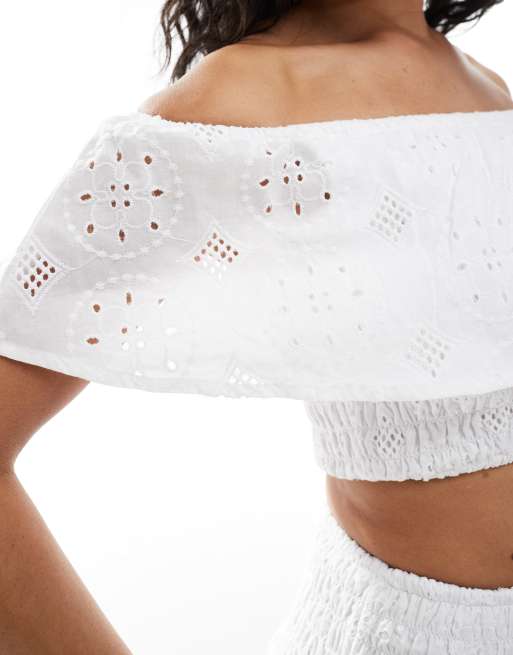 Top corto playero blanco con escote Bardot y bordado inglés exclusivo de Esmee, 4 de 4