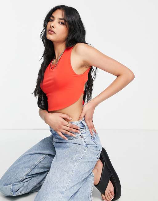Top corto rojo con lazada en la espalda de NA-KD x Jen Ceballos