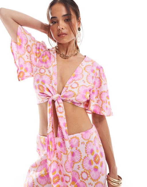 Top corto rosa con estampado floral y lazada delantera de Y.A.S (parte de un conjunto)