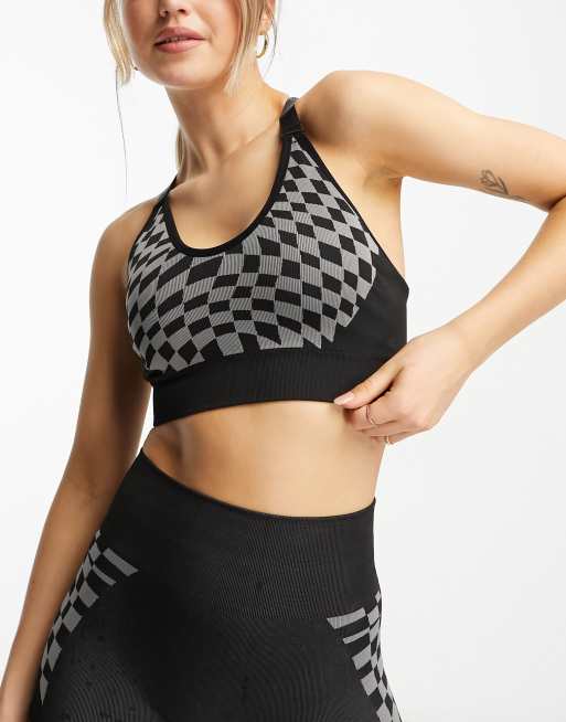 Top corto sin costuras con estampado a cuadros dameros y espalda de nadadora de Urban Threads