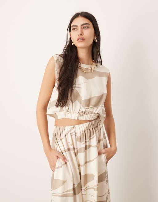 Top corto sin mangas con detalle elástico en el bajo y estampado abstracto de ASOS EDITION (parte de un conjunto)