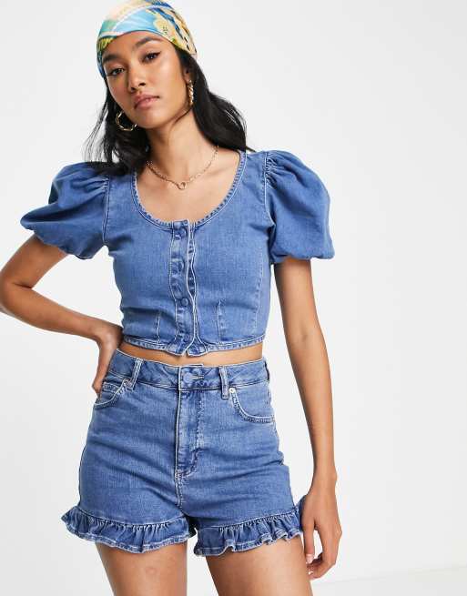 Top corto vaquero azul medio con botones forrados de Topshop (parte de un conjunto)