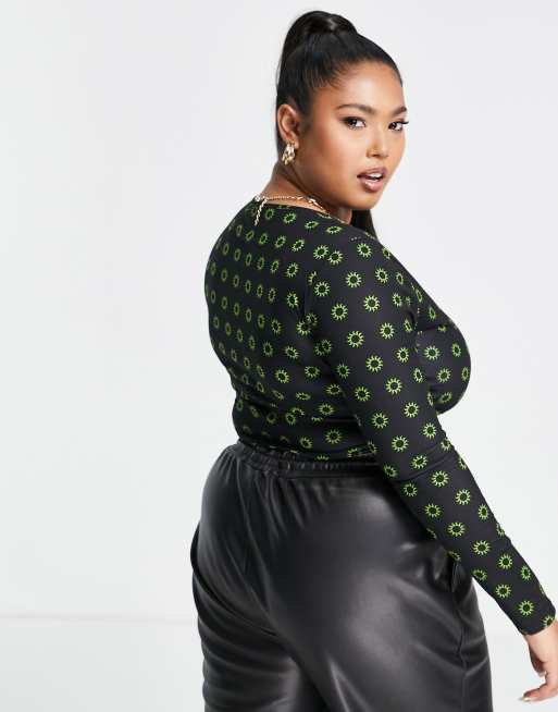 Top corto verde con bajo de pico y estampado de sol para Halloween de ASOS DESIGN Curve, 3 de 4