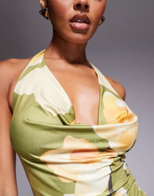 Top corto verde oliva ceñido con estampado floral y cuello halter de ASOS DESIGN (parte de un conjunto), 2 de 4
