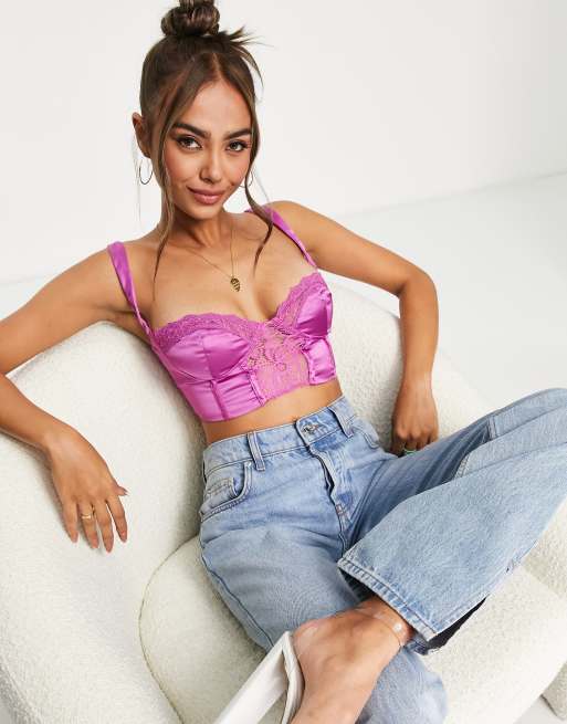 Conjunto violeta orquídea de minifalda y corpiño de encaje de Love Triangle, 2 de 2