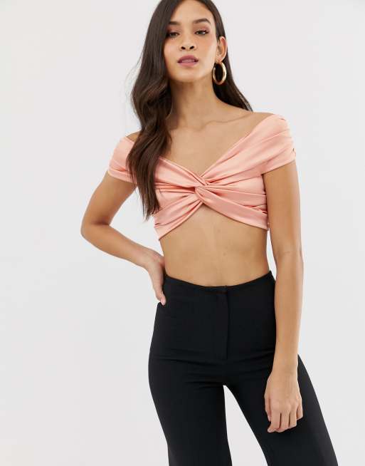 Top corto y elástico de satén con diseño Bardot retorcido en rosa de The Girlcode