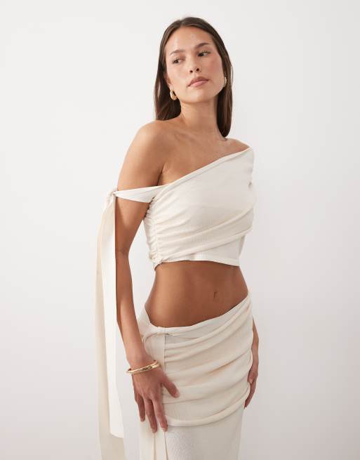 Wanderdoll - Lois - Conjunto color crema de top con escote Bardot y detalle de lazada y falda larga con lazada lateral y detalle drapeado de punto fino, 2 de 3