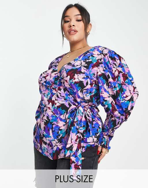 Top cruzado lila con estampado floral y puños fruncidos de Simply