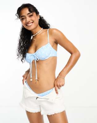 Top de bikini azul claro estilo sujetador con aros y diseño fruncido de Kulani Kinis x Hannah Meloche & Ava Jules