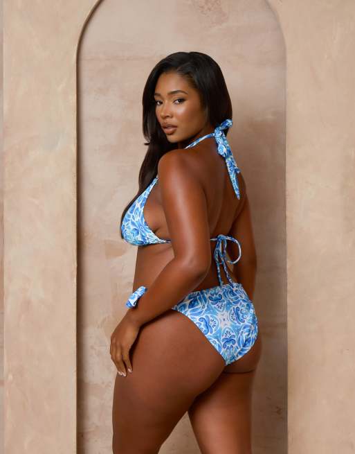 Top de bikini azul triangular con estampado Mykonos de Moda Minx Curve X Alessa Tyrrell-Charles, 2 de 4
