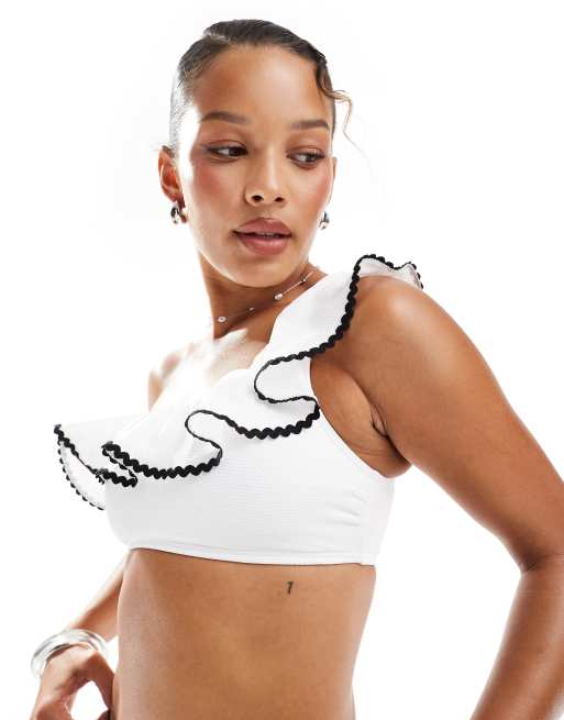Top de bikini blanco asimétrico con pespuntes de festón de New Look, 2 de 4