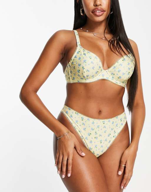 Top de bikini de copas grandes amarillo limón con aros y estampado floral de Peek & Beau, 2 de 4