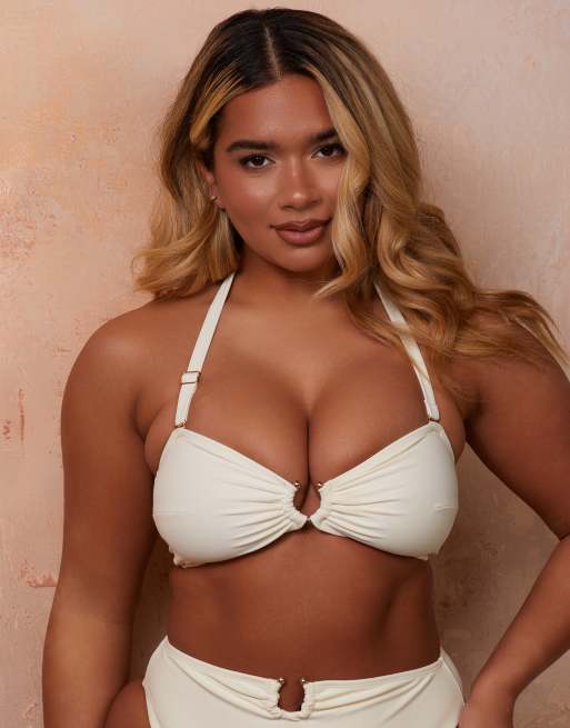 Top de bikini de copas grandes color crema con detalle dorado de Wolf & Whistle x Natalie Gessey