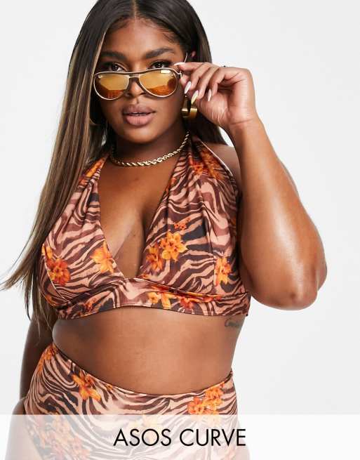 Top de bikini escotado con cuello halter y estampado tropical y de cebra Mix & Match de ASOS DESIGN Curve 